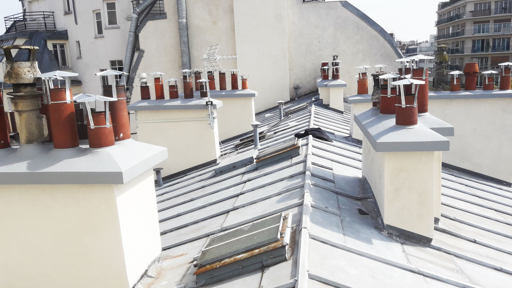 Cordiste réalisant des travaux de bâtiment en façade